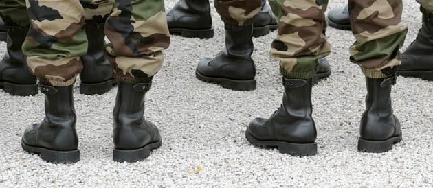 Armée française en chaussures tunisennes baf.jpg